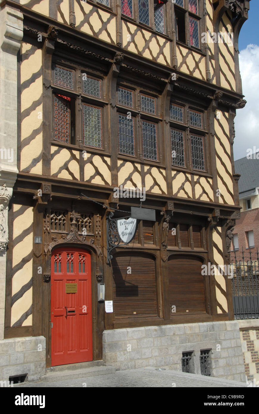 Maison du prêtre, sacerdote house, nella piazza della cattedrale di Amiens sulle rive della Somme in Piccardia, nella Francia settentrionale Foto Stock