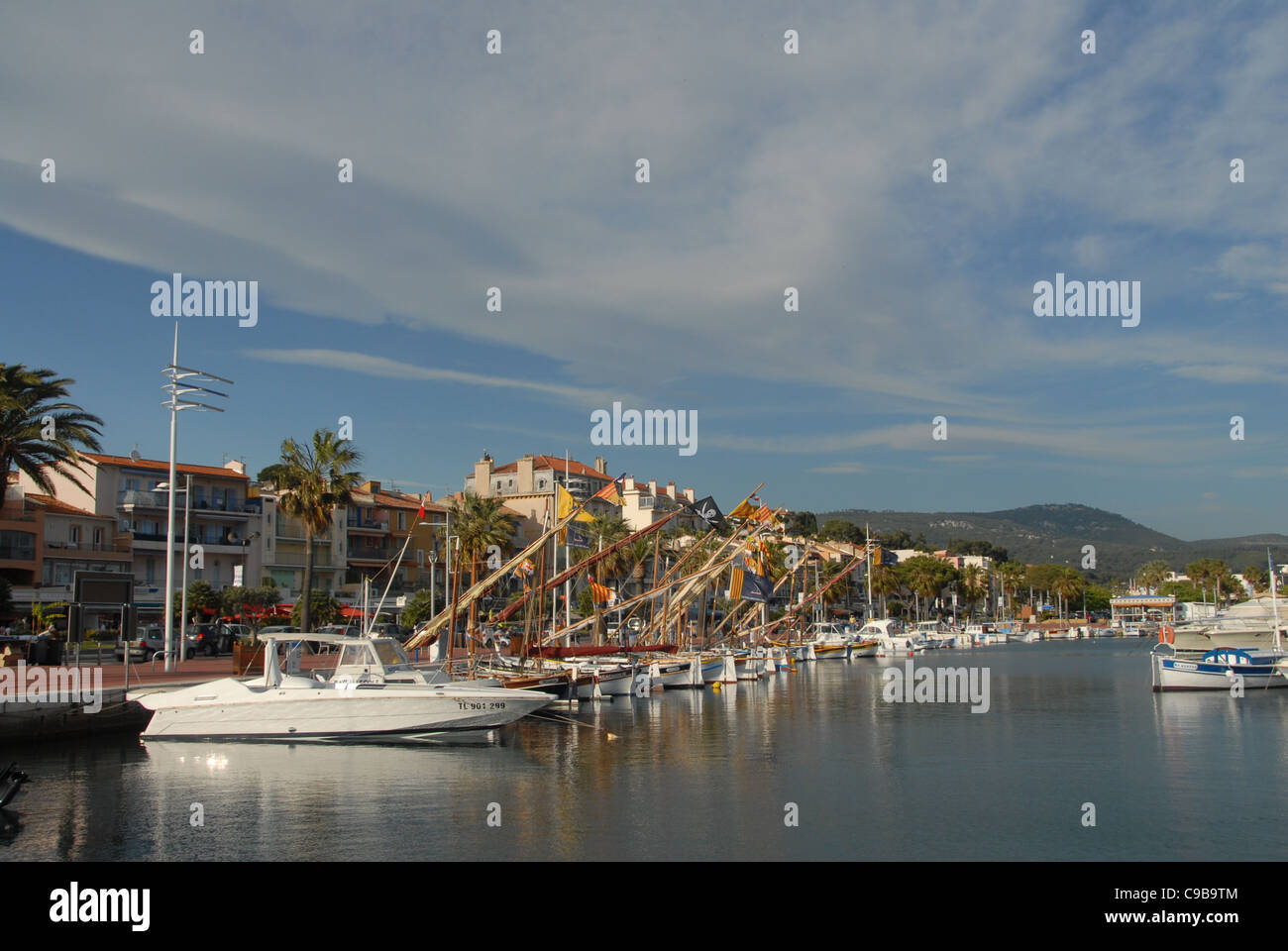 Barche e yacht ormeggiati a Bandol, un porto mediterraneo e località balneare sulla costa mediterranea del Var, Provenza, Francia Foto Stock