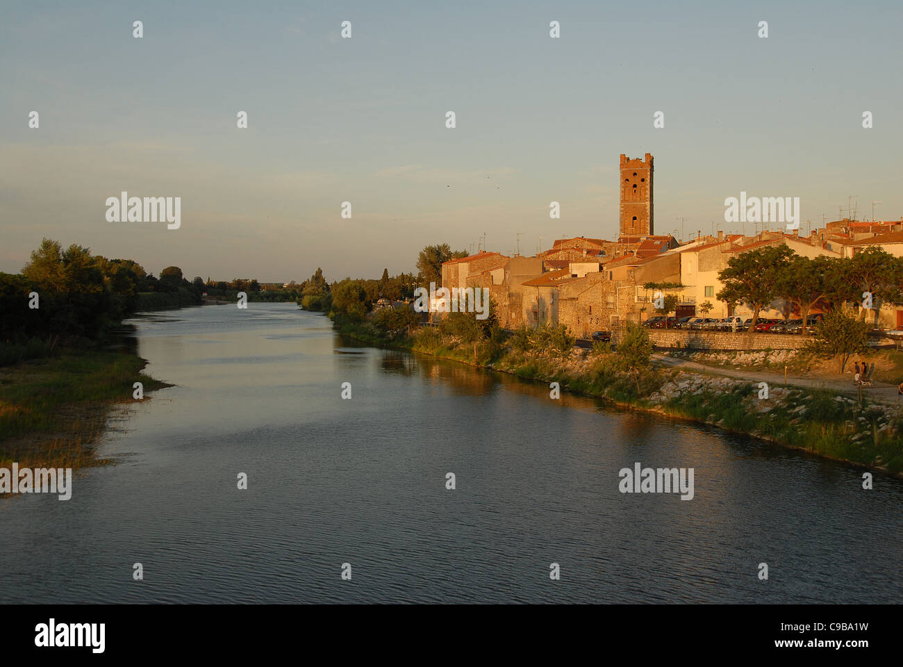 Lo skyline della città di Rivesaltes presso le rive del fiume Agly in Roussillon, Francia, nella luce della sera Foto Stock