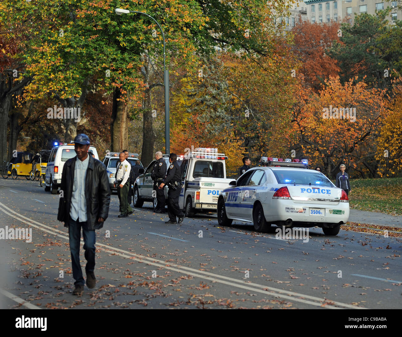 NYPD New York del Dipartimento di Polizia di veicoli e di dirigenti di scena dell'incidente nel parco centrale di Manhattan New York New York STATI UNITI D'AMERICA Foto Stock