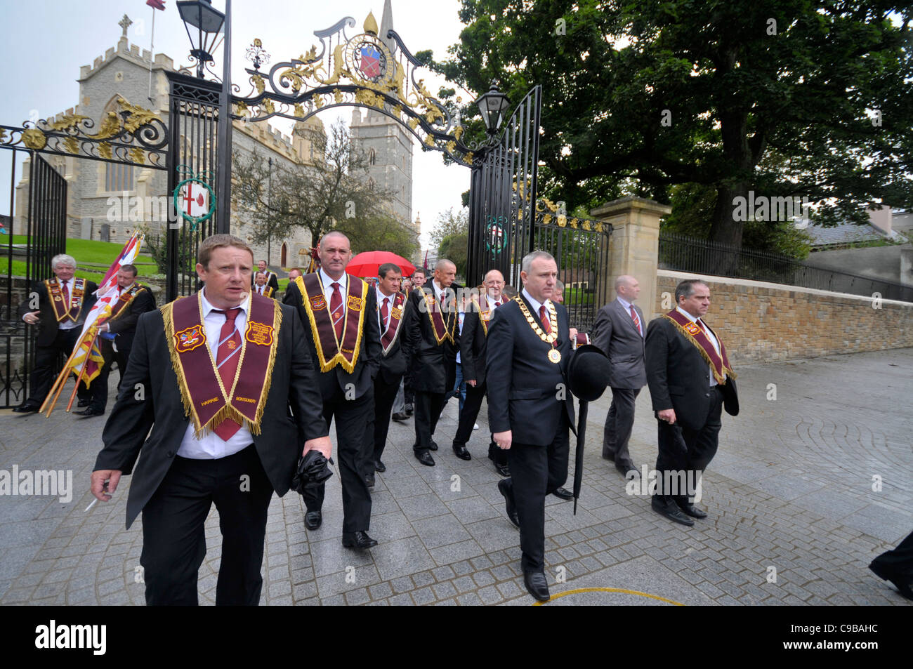 I membri dei lealisti Apprentice Boys di Derry lasciando un servizio a st columb Duomo, a Londonderry. Foto Stock