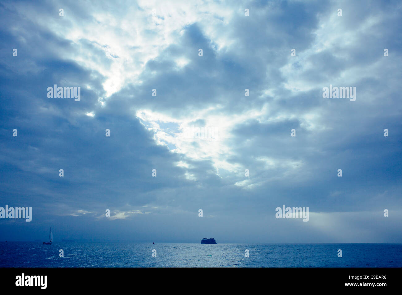 Il Solent da Southsea con big sky Foto Stock