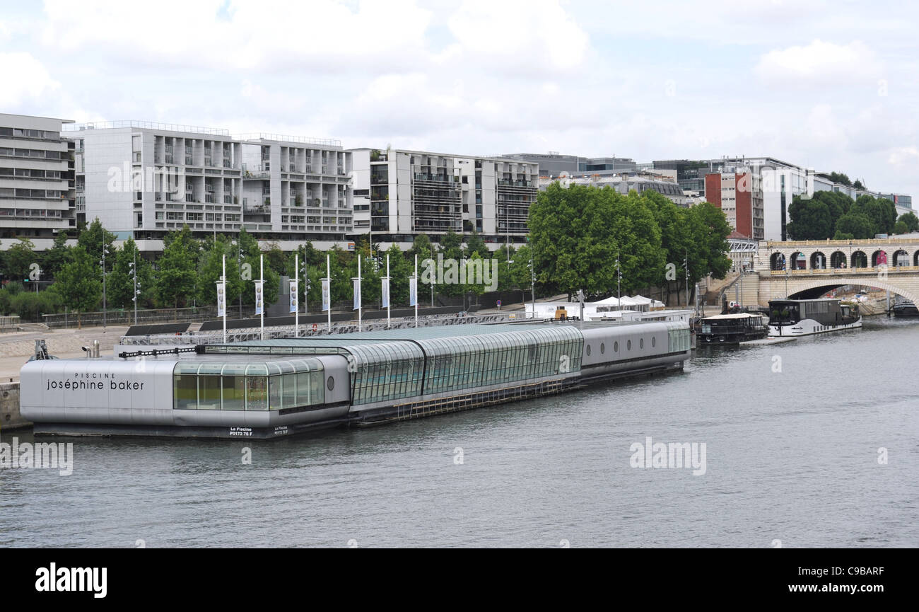 Piscina galleggiante 'Piscine Josephine Baker' sulla riva sinistra del fiume Senna a Parigi, Francia, vicino Bibliothèque Mitterand Foto Stock