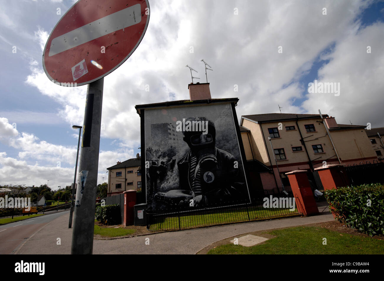 Egli bombardiere benzina murale nel Bogside repubblicano, Londonderry, Irlanda del Nord. Dipinto dal Bogside artisti. Foto Stock