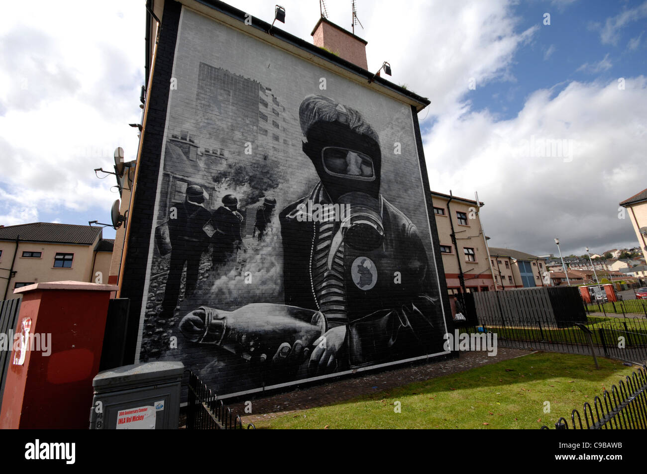 Il bombardiere benzina murale nel Bogside repubblicano, Londonderry, Irlanda del Nord. Dipinto dal Bogside artisti. Foto Stock