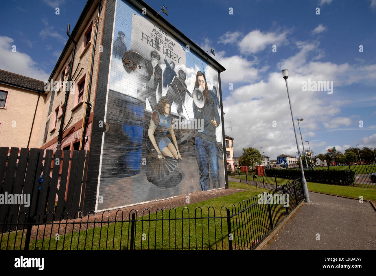 Murale, dipinte dagli artisti Bogside, nel Bogside repubblicano, Londonderry, Irlanda del Nord. Foto Stock