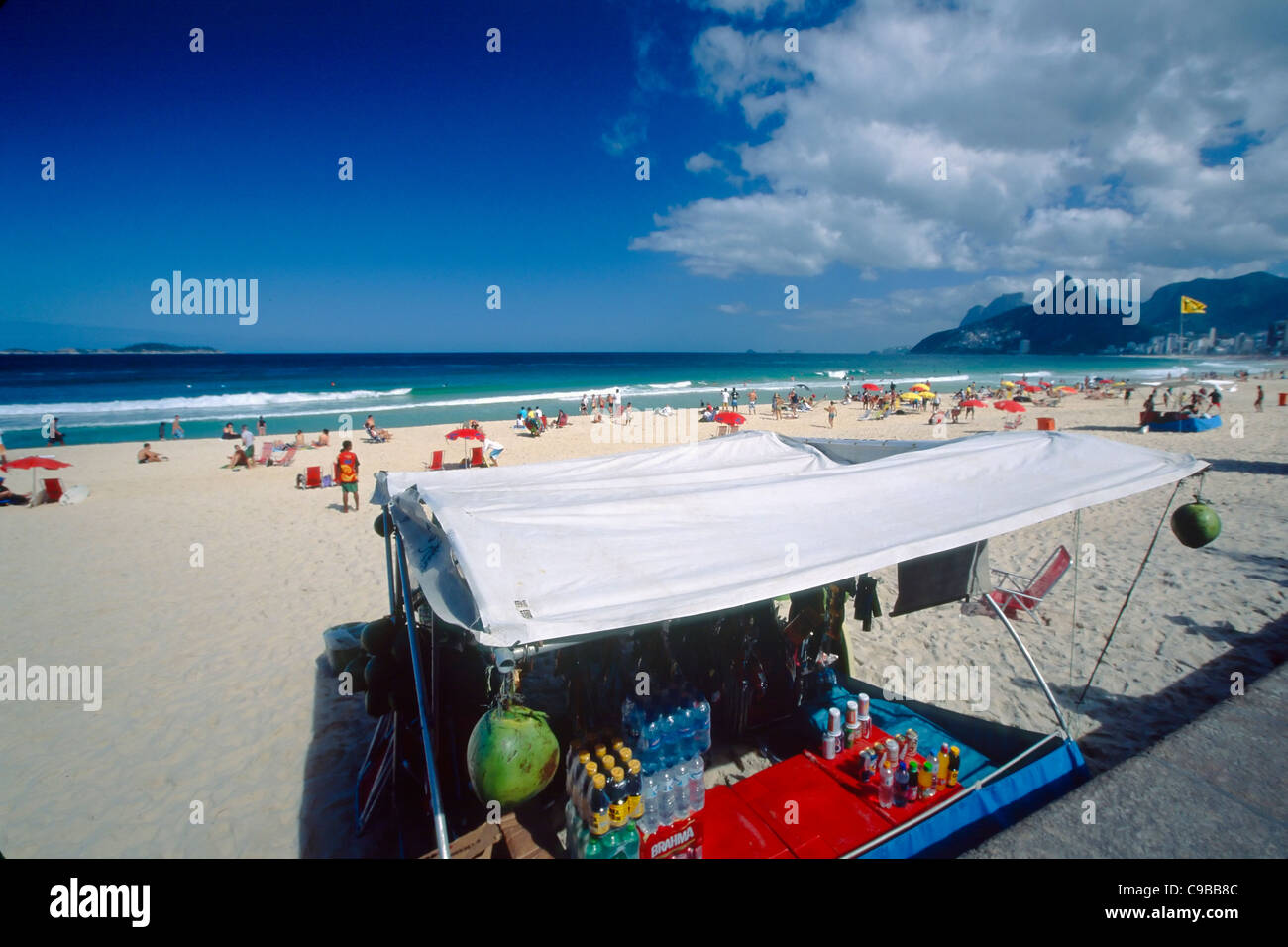 Il cibo e le bevande fro vendita da una tenda, la spiaggia di Ipanema, Rio de Janeiro, Brasile Foto Stock