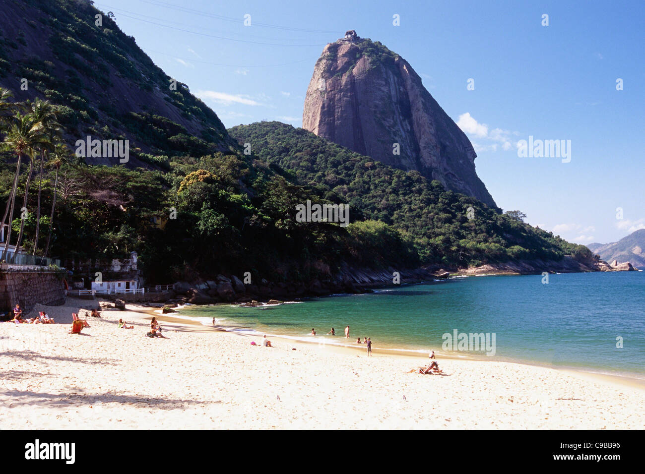 Spiaggia con Vista della Montagna di Sugarloaf, Vermelha Beach, Rio de Janeiro, Brasile Foto Stock