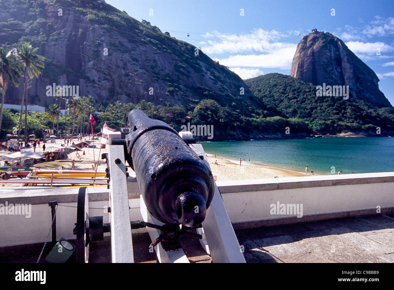 Canon Vermelha affacciato sulla spiaggia con Sugarloaf Mountain, Rio de Janeiro, Brasile Foto Stock