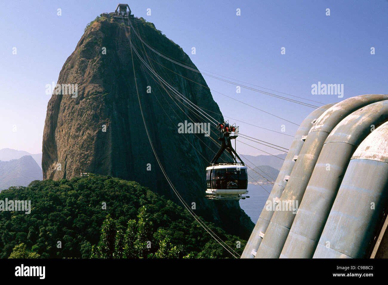 Basso Angolo di visione di un cavo discendente auto, Sugarloaf Mountain, Rio de Janeiro, Brasile Foto Stock