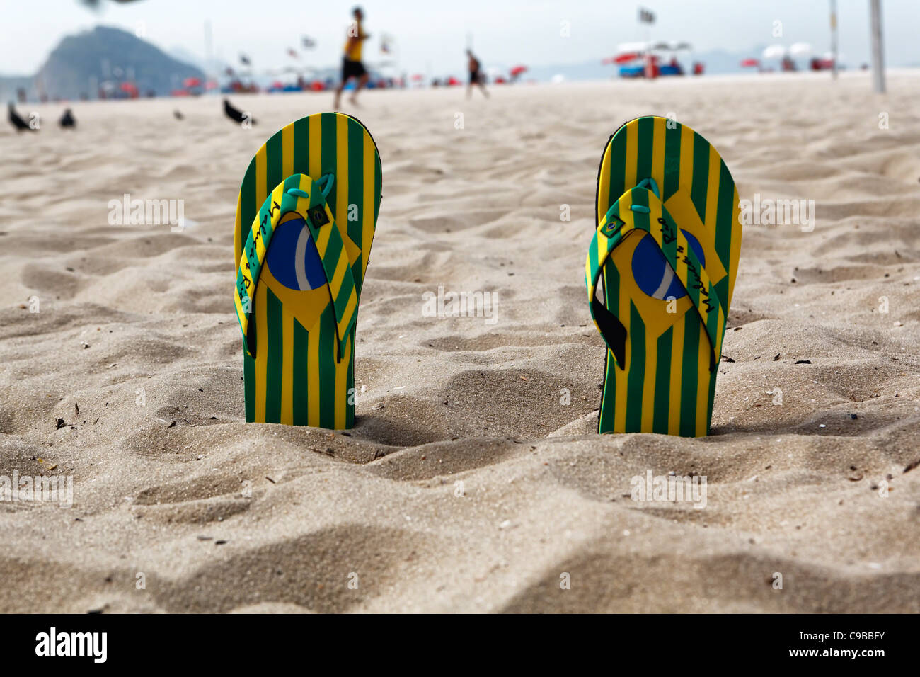 Flip-flops sulla spiaggia di Copacabana, Rio de Janeiro, Brasile Foto Stock