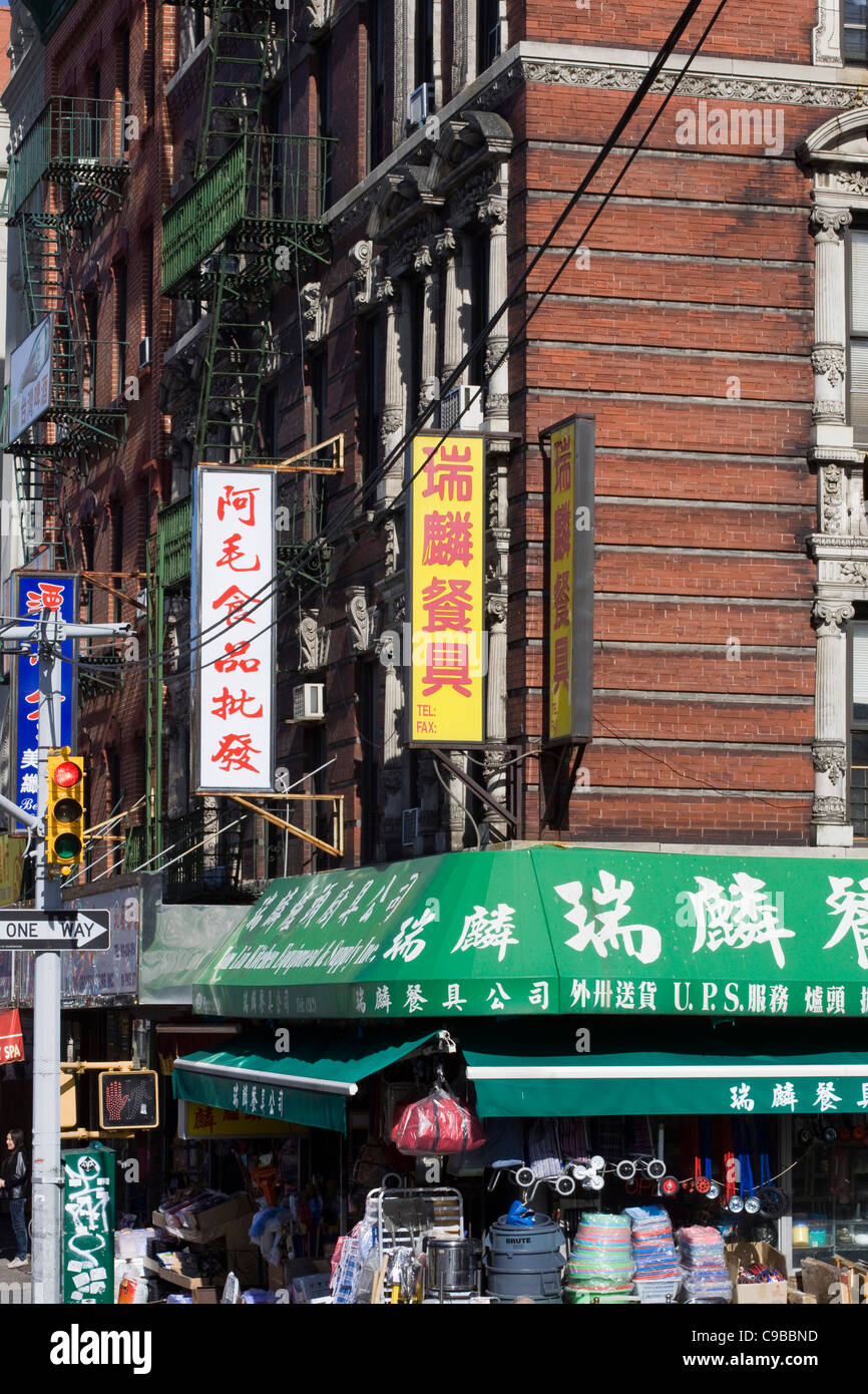 Le scale antincendio sulla parte esterna del case grattacielo in China Town New York City USA Foto Stock