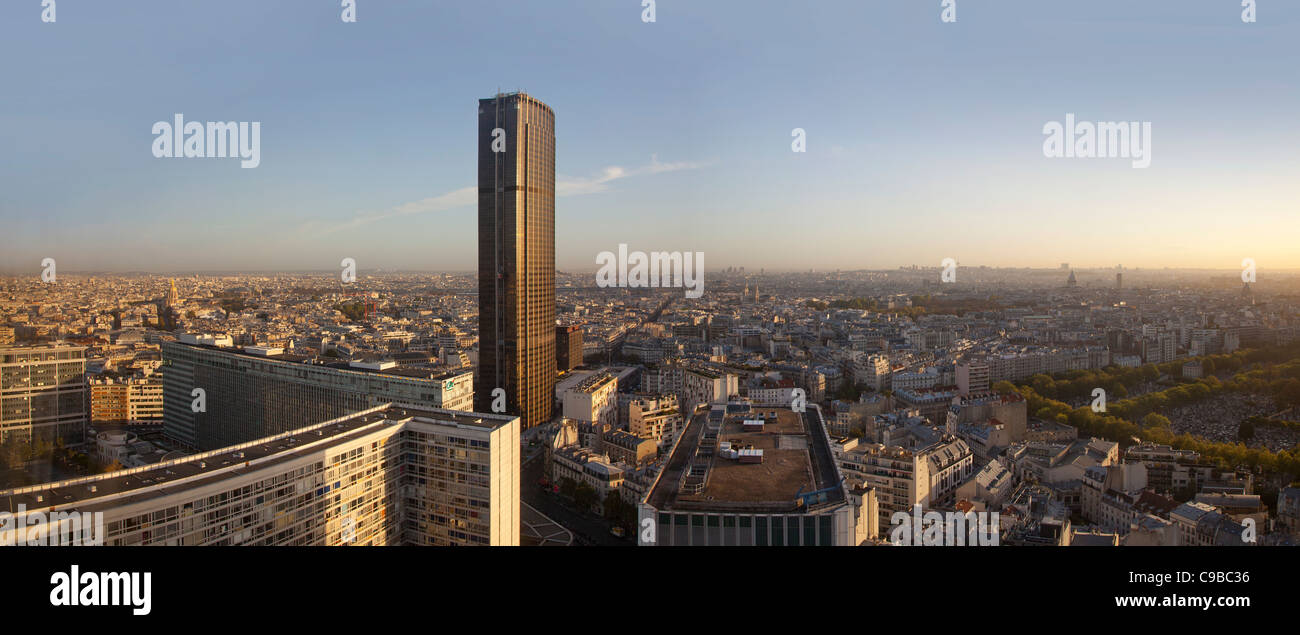 Panorama che mostra la Torre di Montparnasse all'alba, il grattacielo più alto di Parigi, Francia Foto Stock