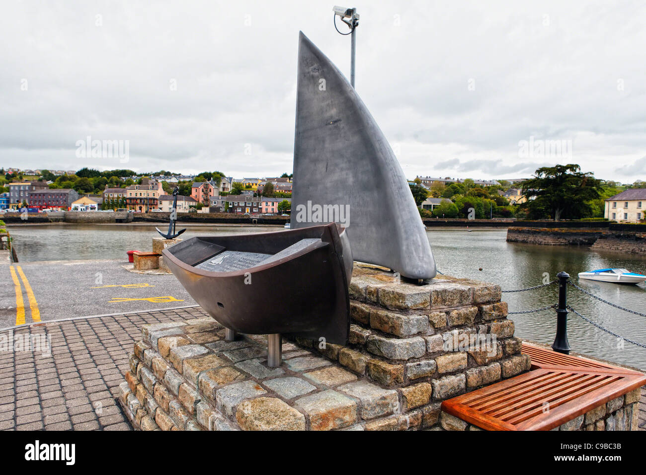La vela e la barca scultura nautico a Kinsale Harbour, nella contea di Cork, Repubblica di Irlanda Foto Stock