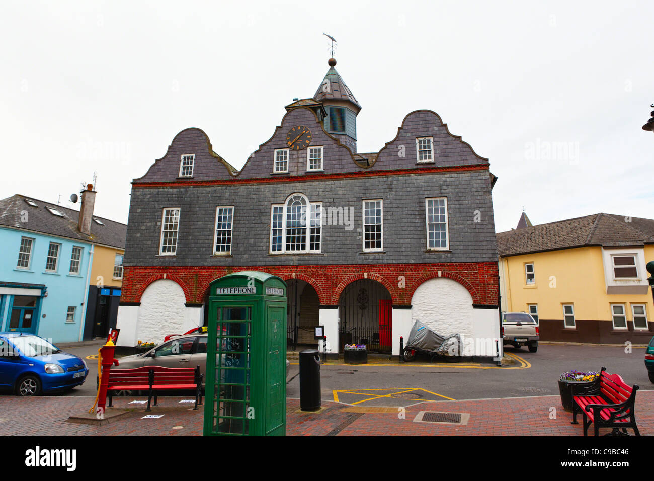 Vista frontale di un edificio storico, il Palazzo di Giustizia & Museo Regionale, Kinasale, County Cork, Repubblica di Irlanda Foto Stock