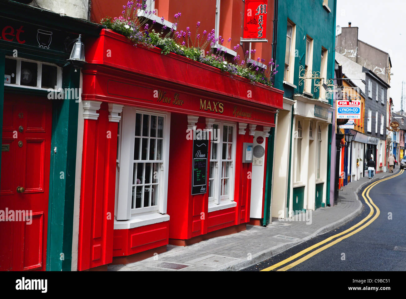 Coloratissima strada stretta a Kinsale, County Cork, Repubblica di Irlanda Foto Stock