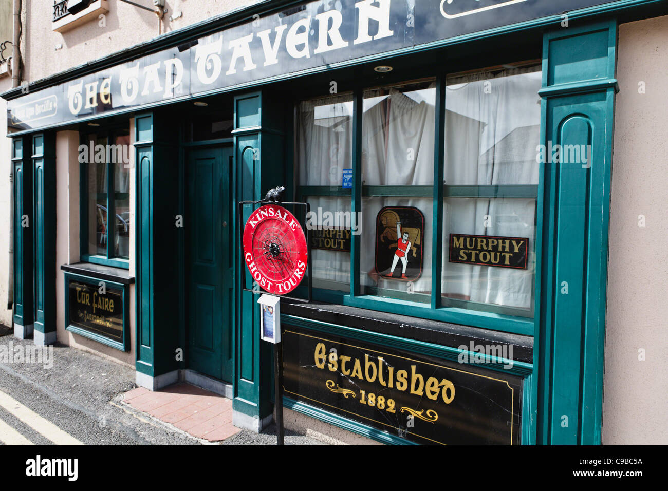 Vista esterna del rubinetto storica taverna, Kinsale, County Cork, Repubblica di Irlanda Foto Stock
