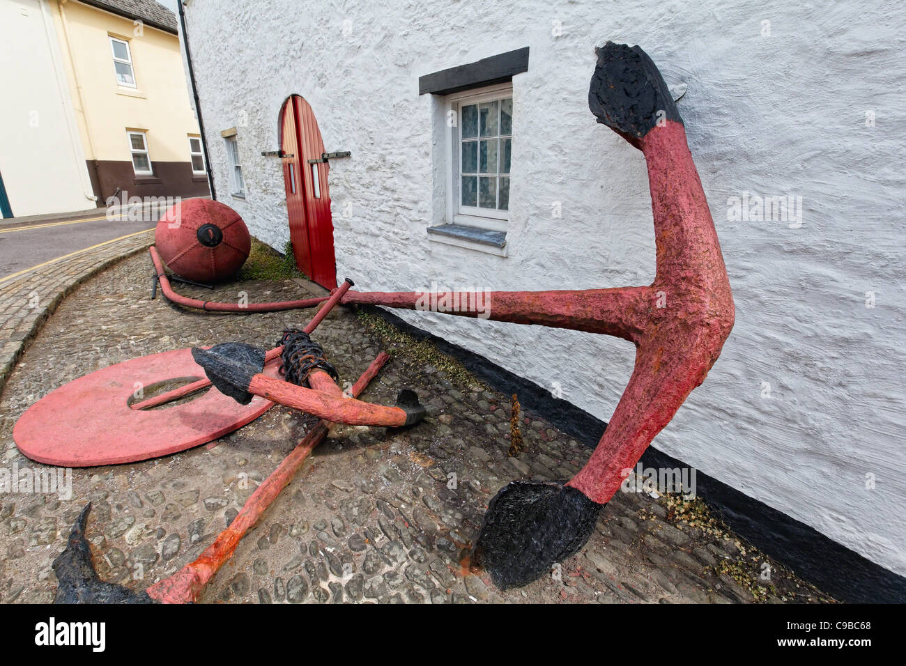 Il vecchio elemento di ancoraggio e la boa sul display, Museo Regionale, luogo di mercato, Kinsale, County Cork, Repubblica di Irlanda Foto Stock