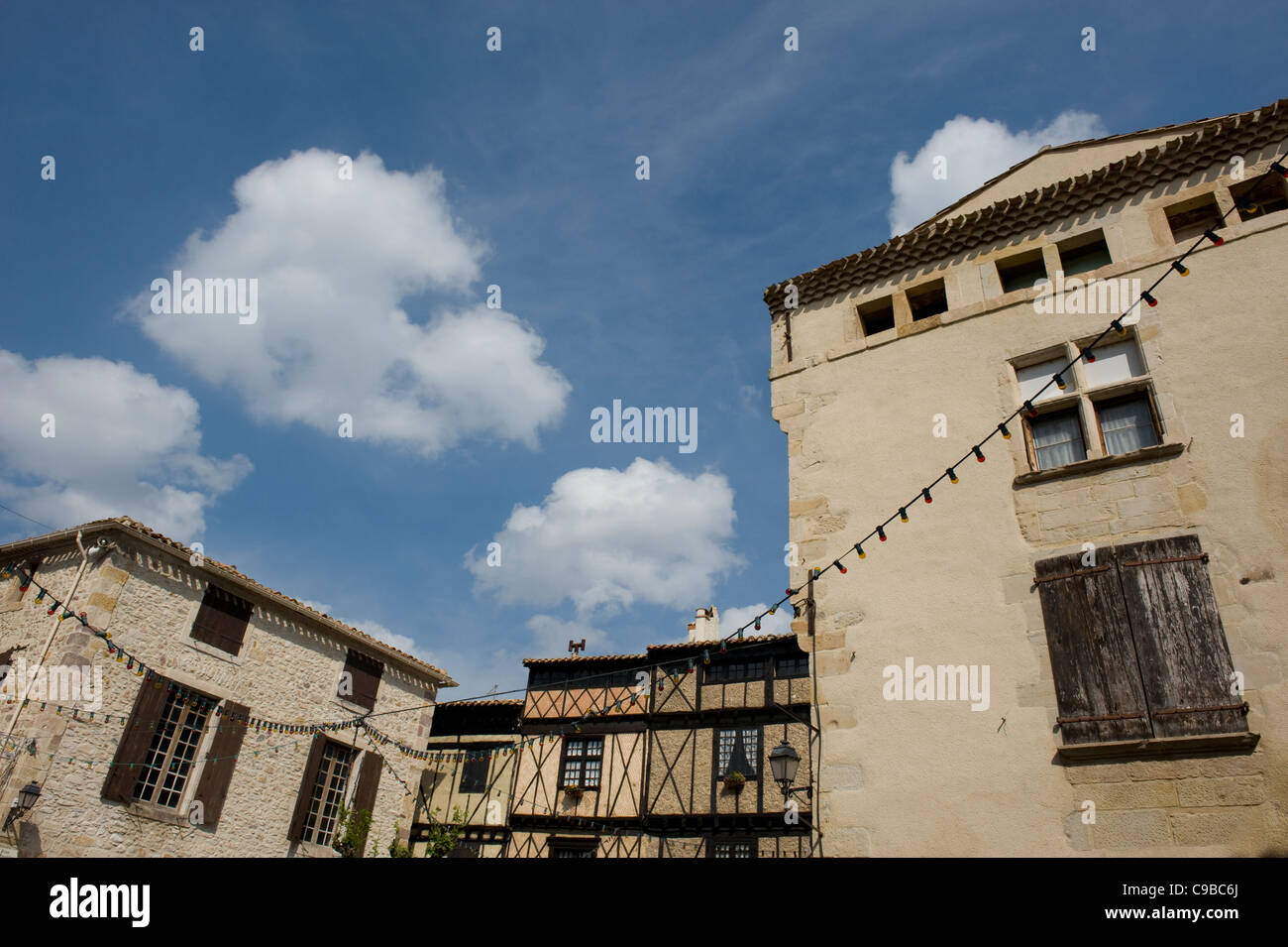 Centro medievale con maison particuliers à colombages, casa in legno e muratura, di Alet-les-Bains del Corbières montagne di Aude Foto Stock