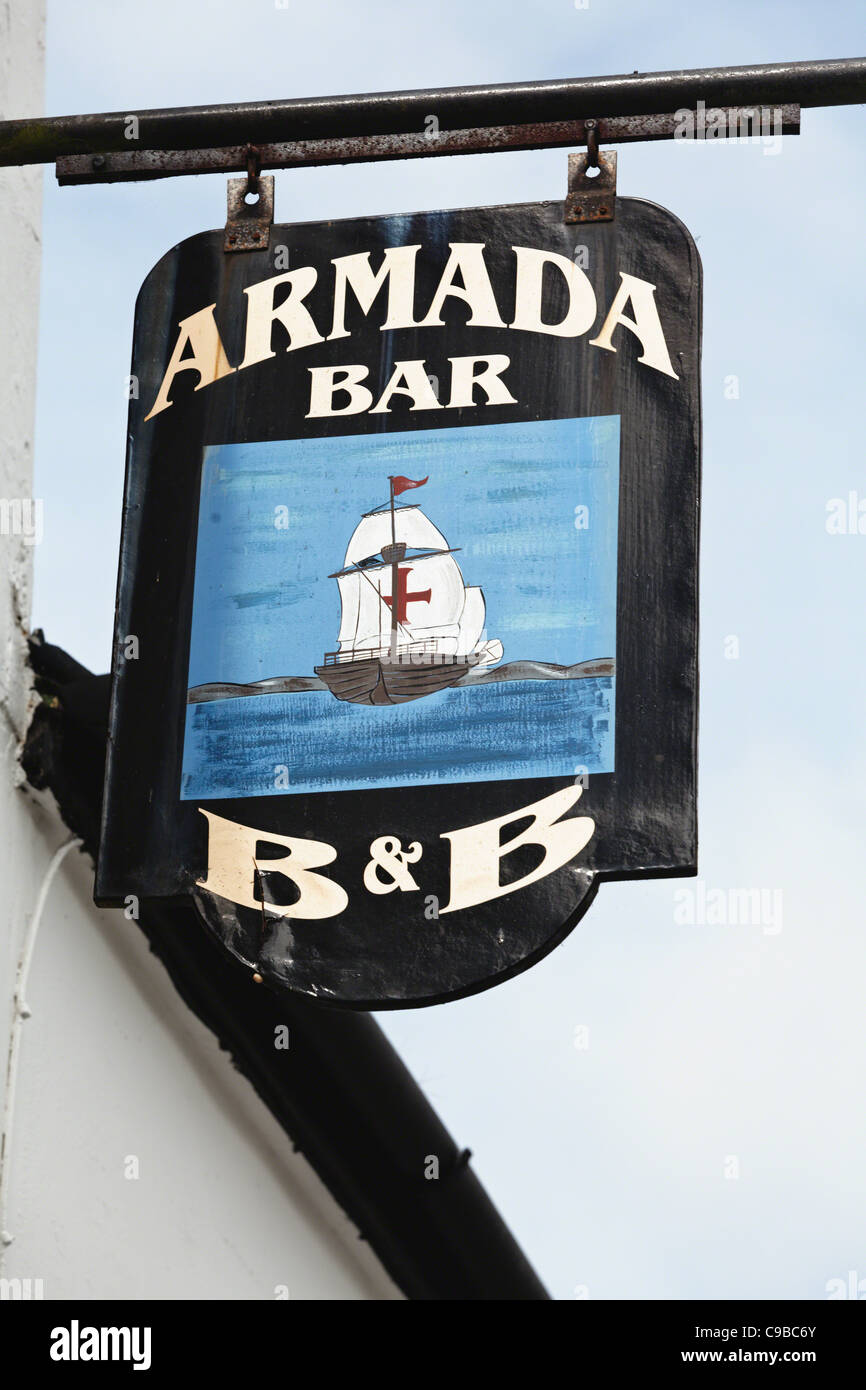 Vista ravvicinata di un segno con il galeone spagnolo, Armada Bar, Kinsale, County Cork, Repubblica di Irlanda Foto Stock