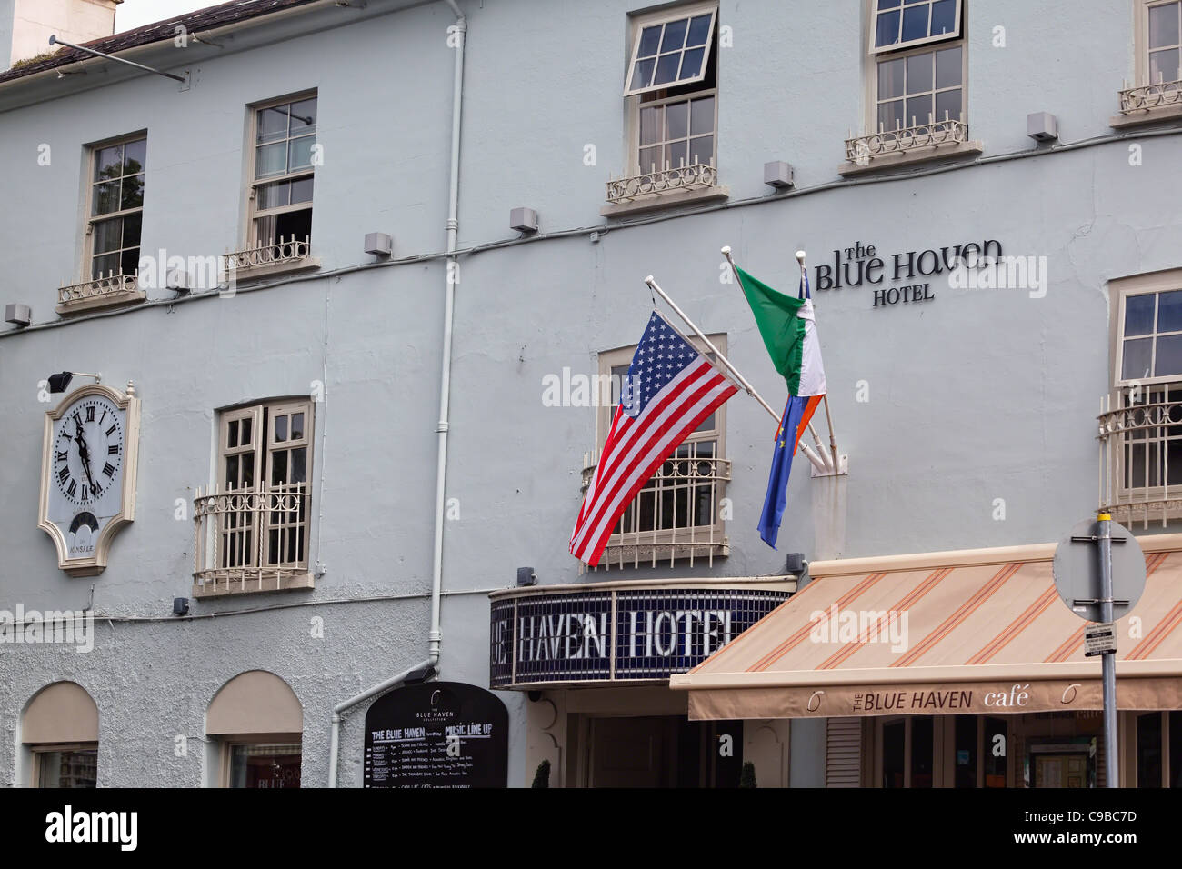 La facciata della storica Blue Haven Hotel, Kinsale, County Cork, Repubblica di Irlanda Foto Stock