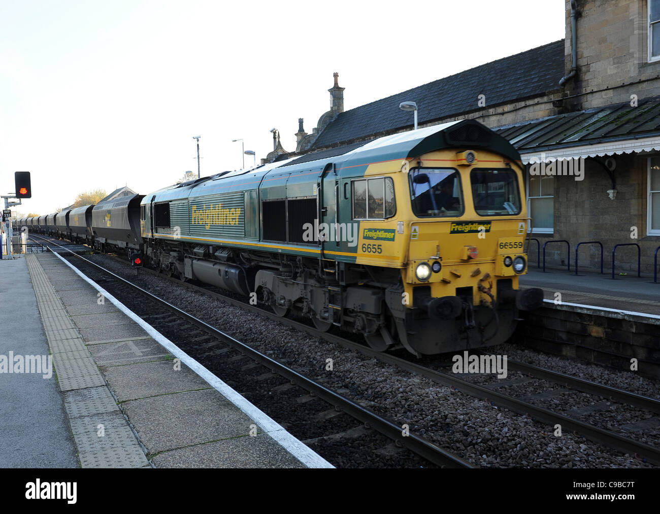 Freightliner treno merci accelerando Worksop Stazione ferroviaria Nottinghamshire, Inghilterra. Regno Unito Foto Stock