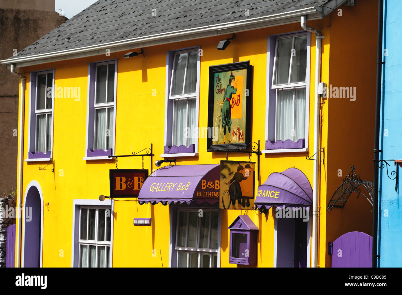 Dipinto luminosamente esterno di un Bed and Breakfast Edificio, Kinsale, County Cork, Repubblica di Irlanda Foto Stock