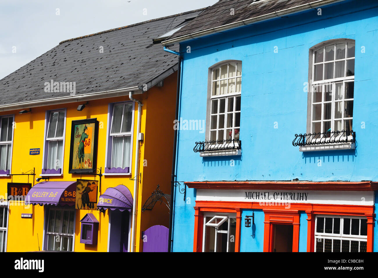 Casa colorate facciate, Kinsale, County Cork, Repubblica di Irlanda Foto Stock