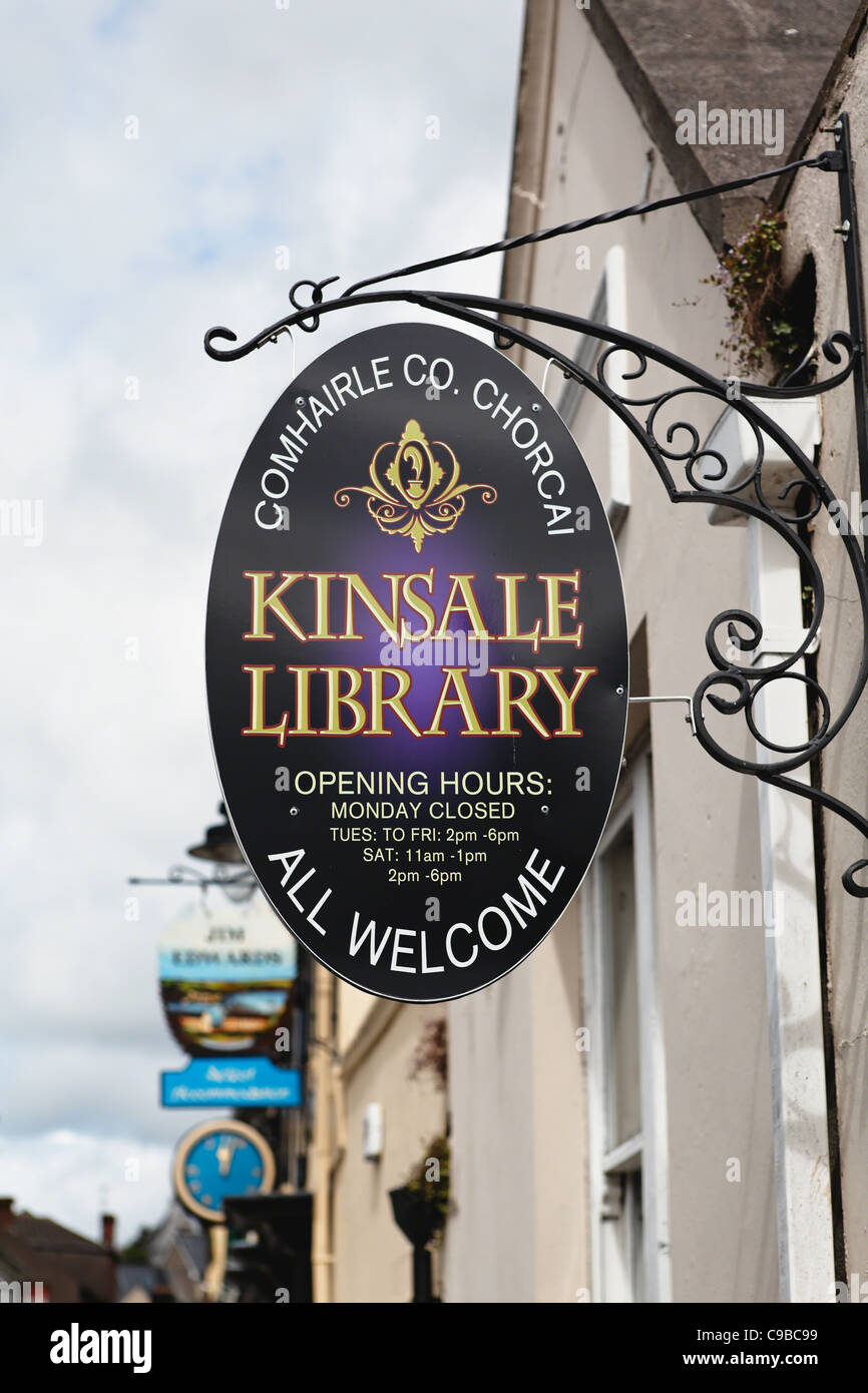 Cartello Library Sign in Kinsale, County Cork, Repubblica di Irlanda Foto Stock