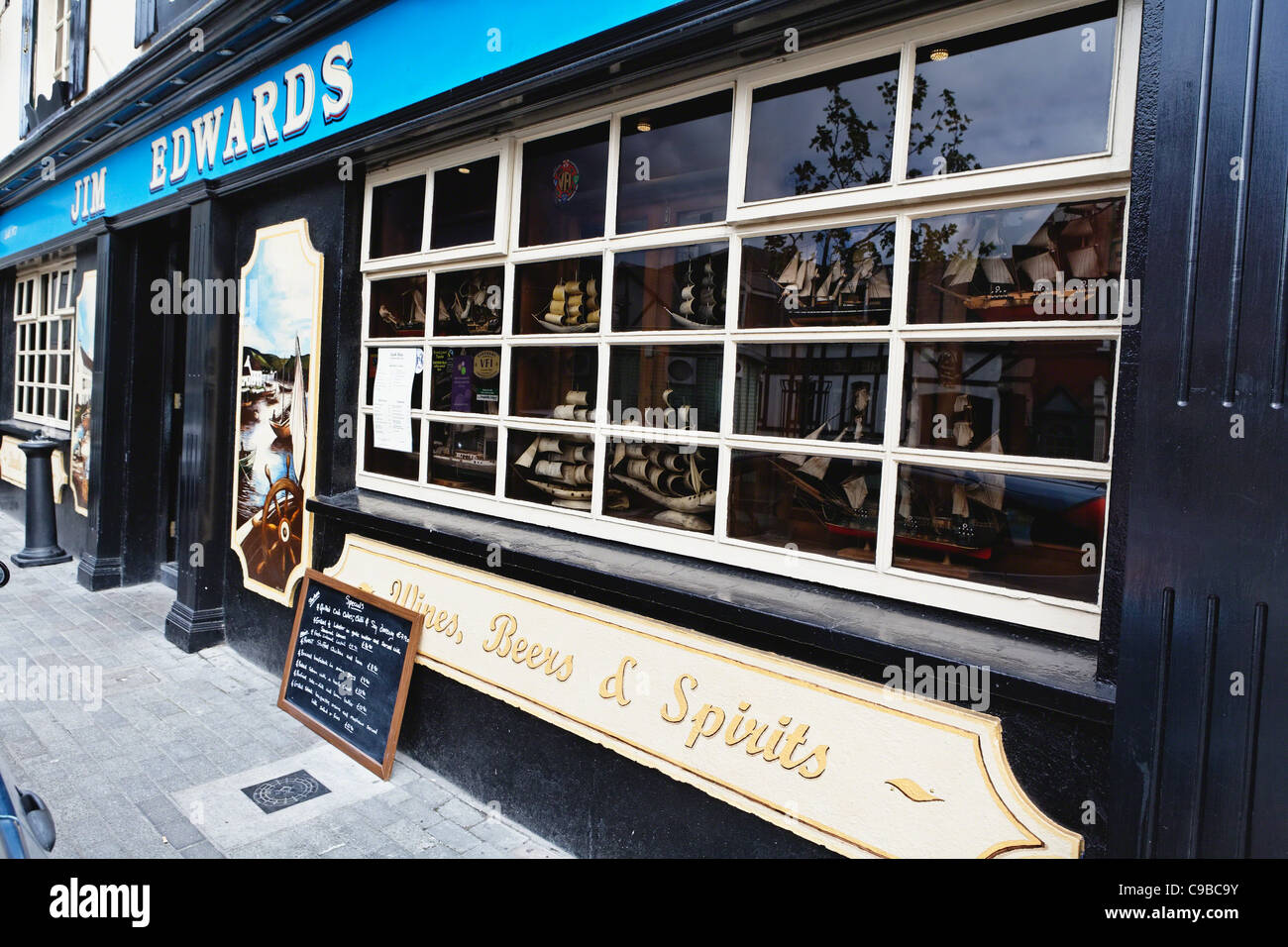 Tall Ship Modelli nella finestra, Jim Edwards pub e ristorante, Kinsale, County Cork, Repubblica di Irlanda Foto Stock