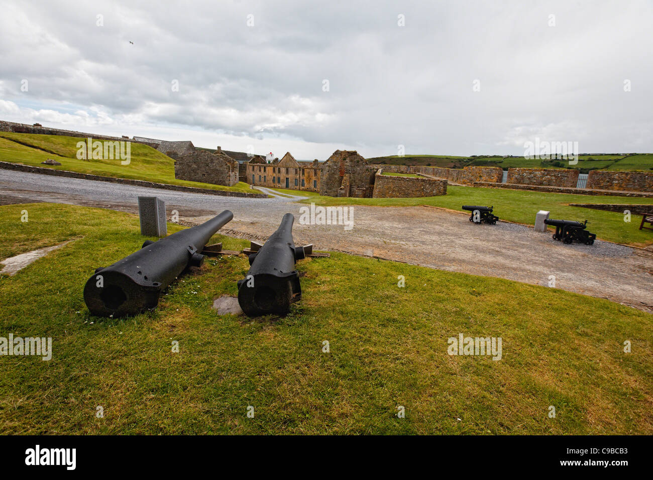 Vecchio cannoni sul display, Fort Charlles, Kinsale, Repubblica di Irlanda Foto Stock