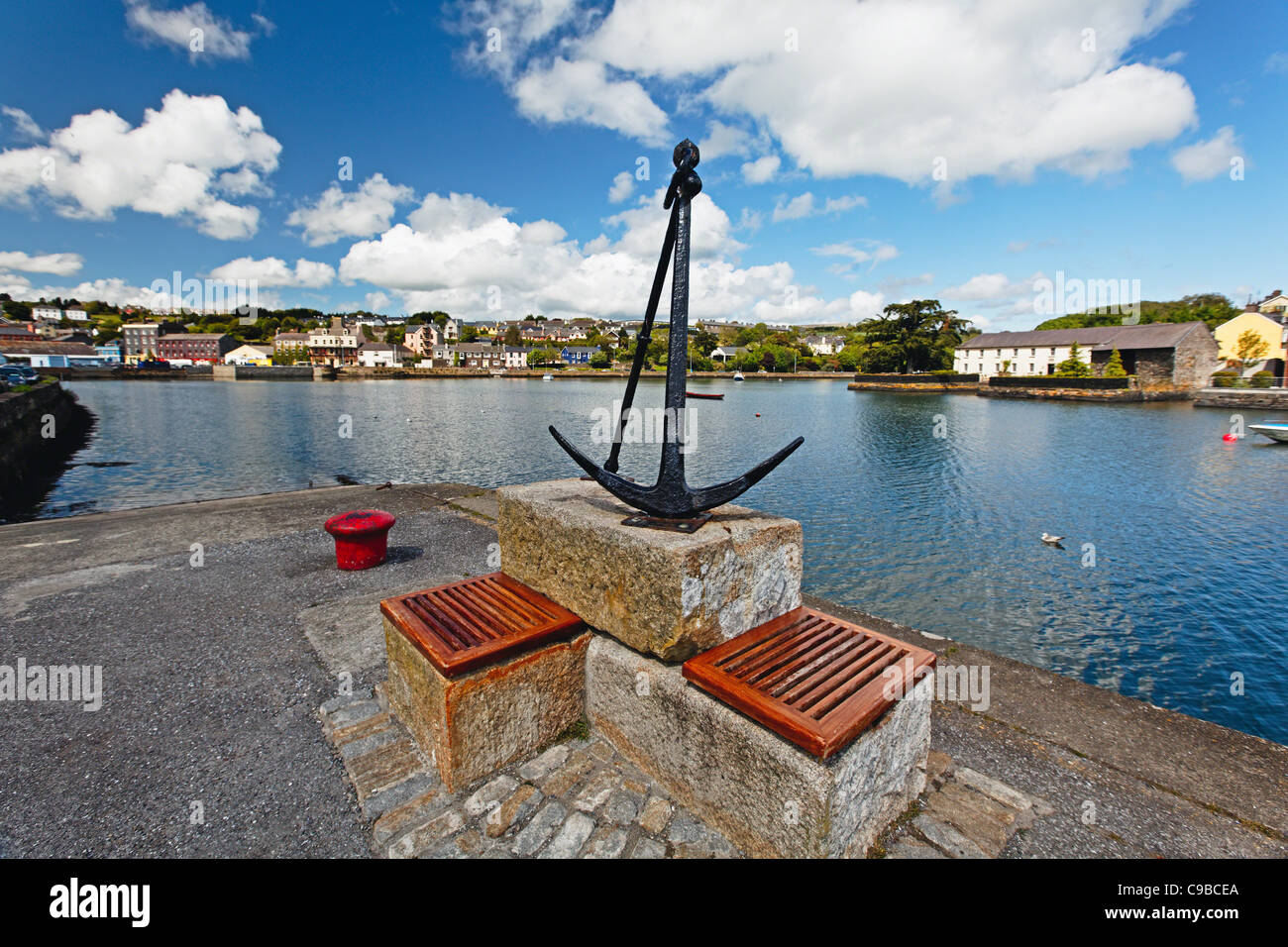 Vista di un porto con un ancoraggio sul display, Kinsale, County Cork, Repubblica di Irlanda Foto Stock