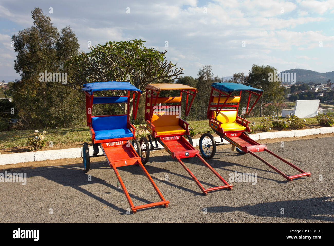 Pousse pousse rickshaws in Antsirabe, Madagascar Foto Stock