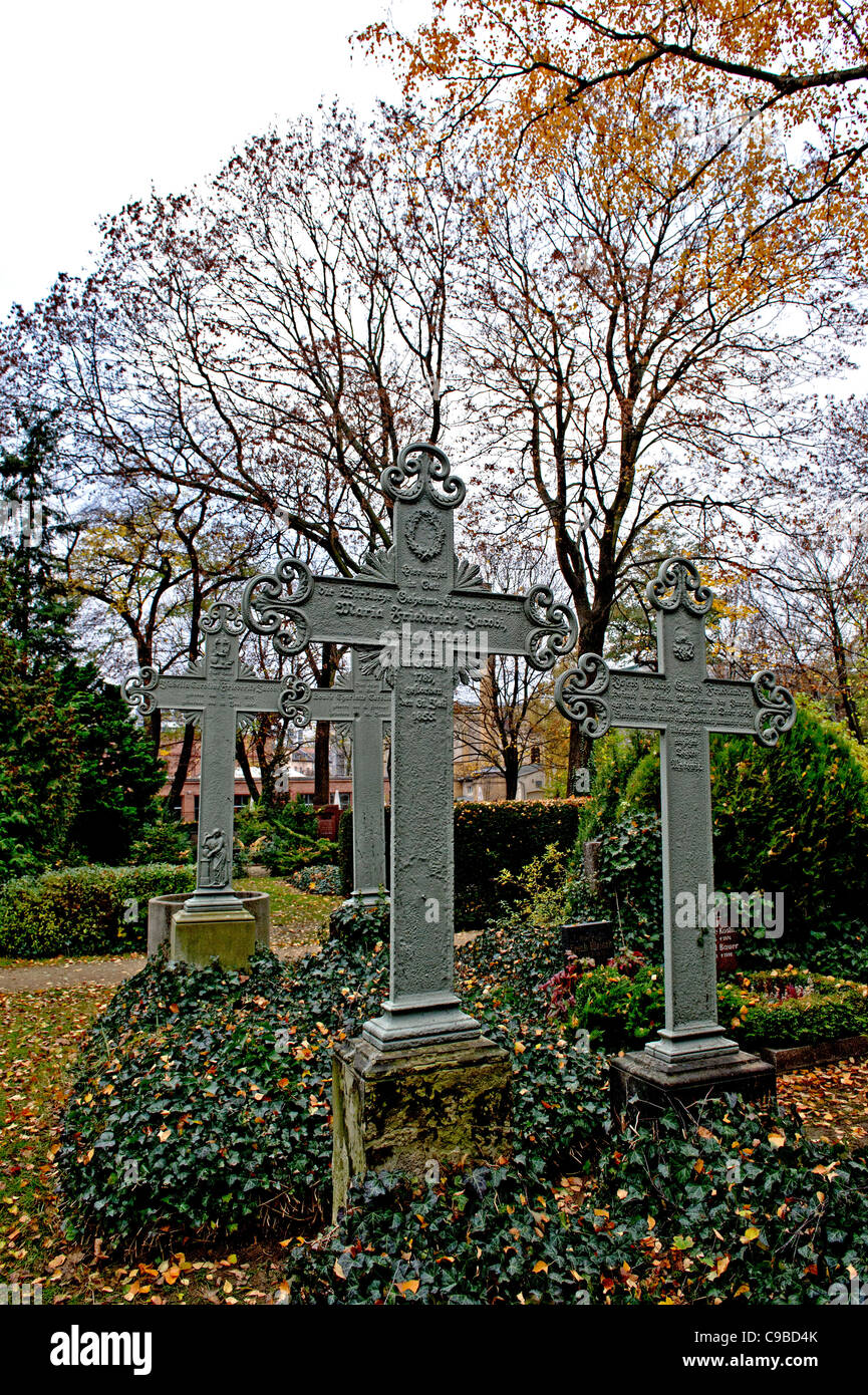 Grabkreuze auf dem Friedhof Dorotheenstädtischen a Berlino; grave attraversa in un cimitero di Berlino Foto Stock