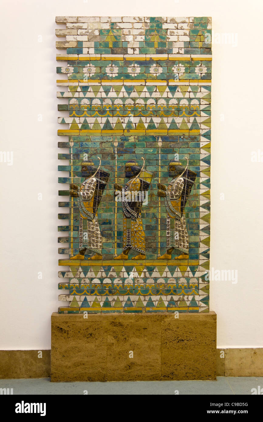 Arcieri' fregio, mattoni smaltati, da Achemenid Susa, Pergamon Museum di Berlino, Germania Foto Stock