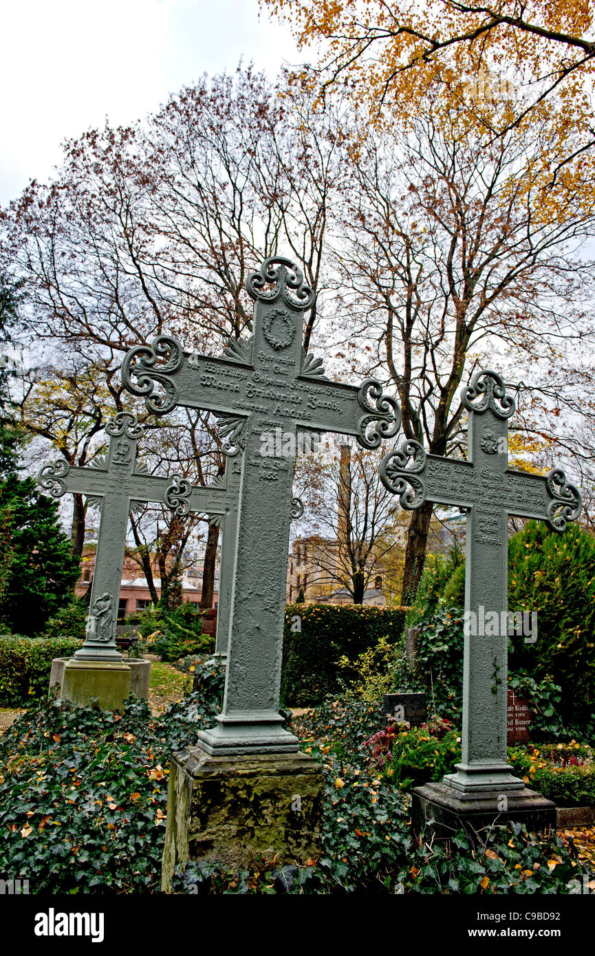 Grabkreuze auf dem Friedhof Dorotheenstädtischen a Berlino; grave attraversa in un cimitero di Berlino Foto Stock