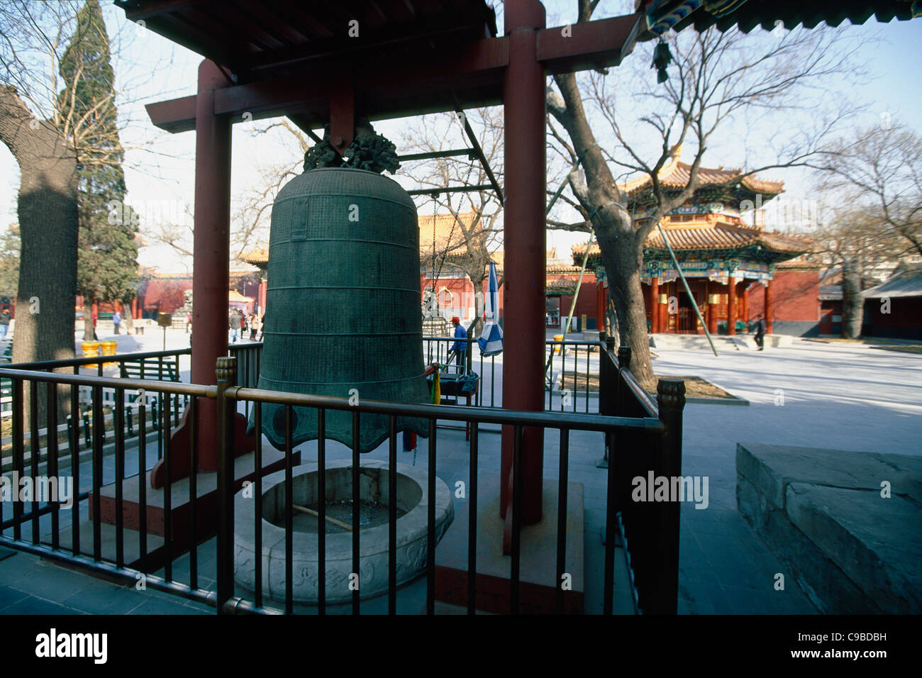 Cerimoniale di campana in un cortile, il Tempio dei Lama, Pechino, Cina Foto Stock