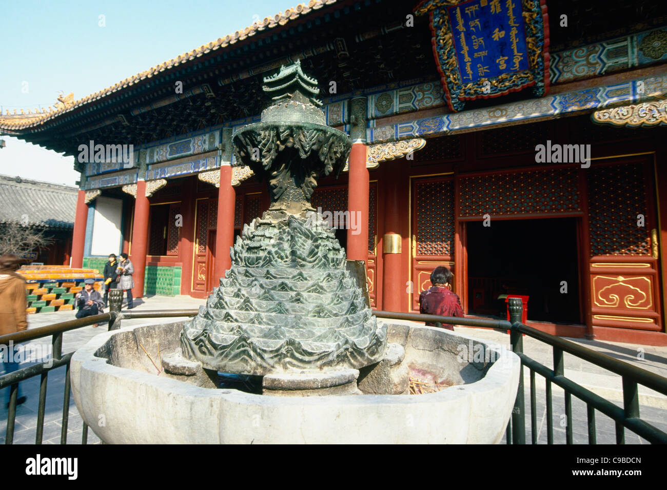 Vista ravvicinata di un bronzo Sumeru su un piedistallo di marmo Yonghe Hall, Yonge Lamasery (Tempio Lama), Pechino, Cina Foto Stock