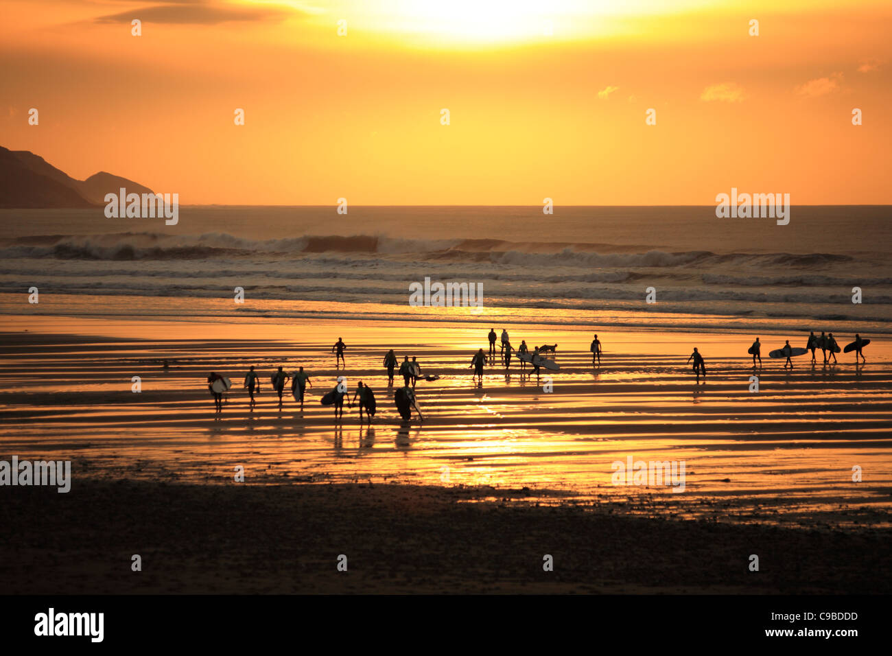 Scuola di surf alla fine della giornata, North Cornwall, England, Regno Unito Foto Stock