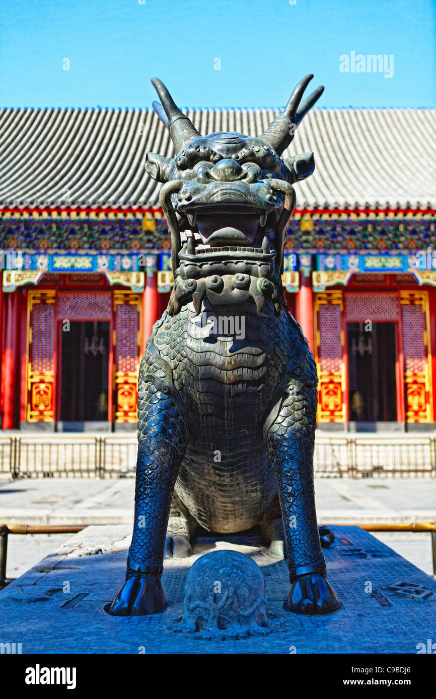 Vista ravvicinata di un Qilin creatura chimerici, Palazzo Estivo, Pechino, Cina Foto Stock