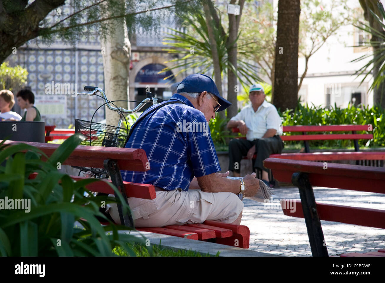 Seduta in ombra nella piazza principale, Tavira, Algarve, PORTOGALLO Foto Stock