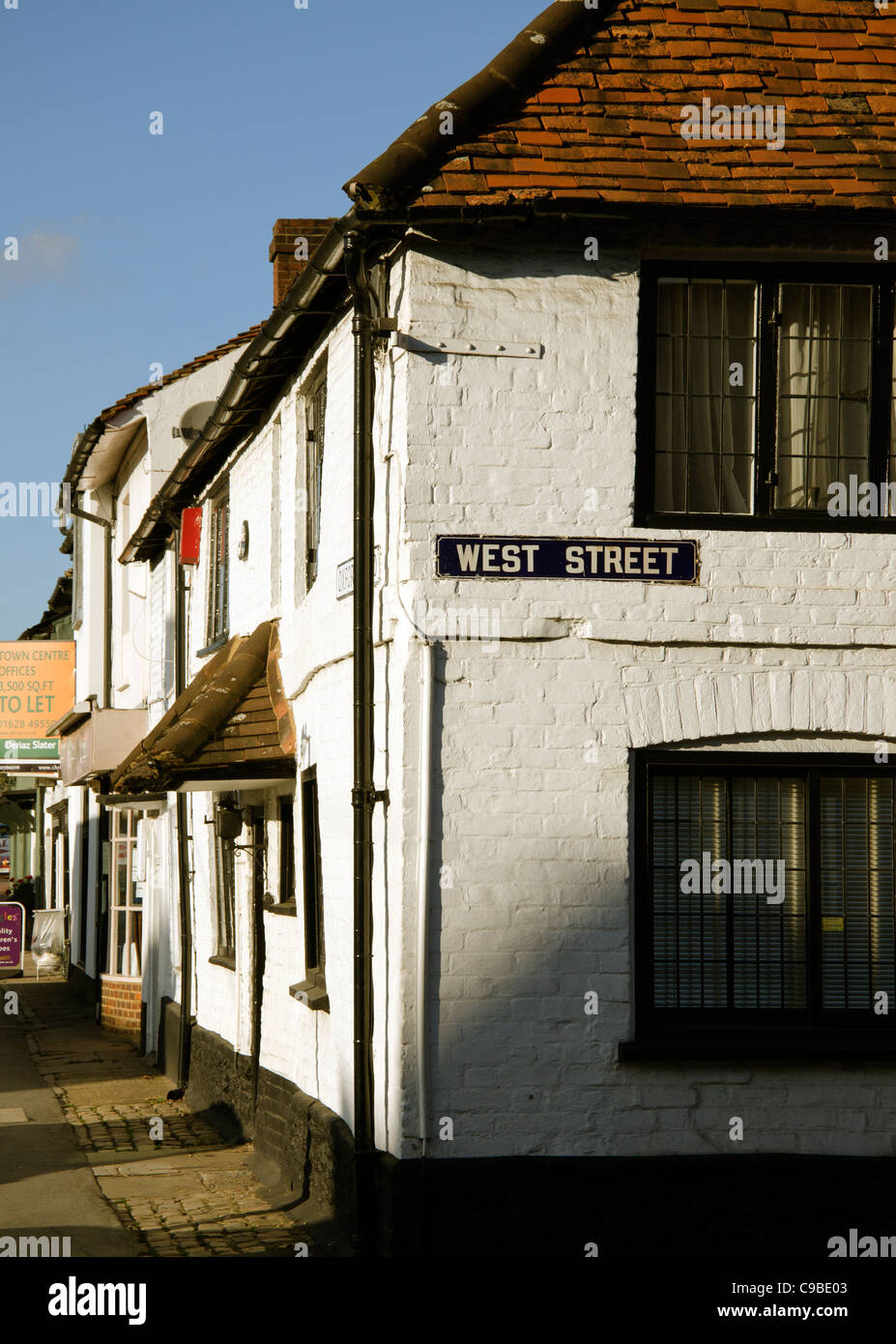 Angolo di strada tradizionale edificio di mattoni bianchi sulla giunzione di West Street e Oxford Road Marlow Bucks REGNO UNITO Foto Stock