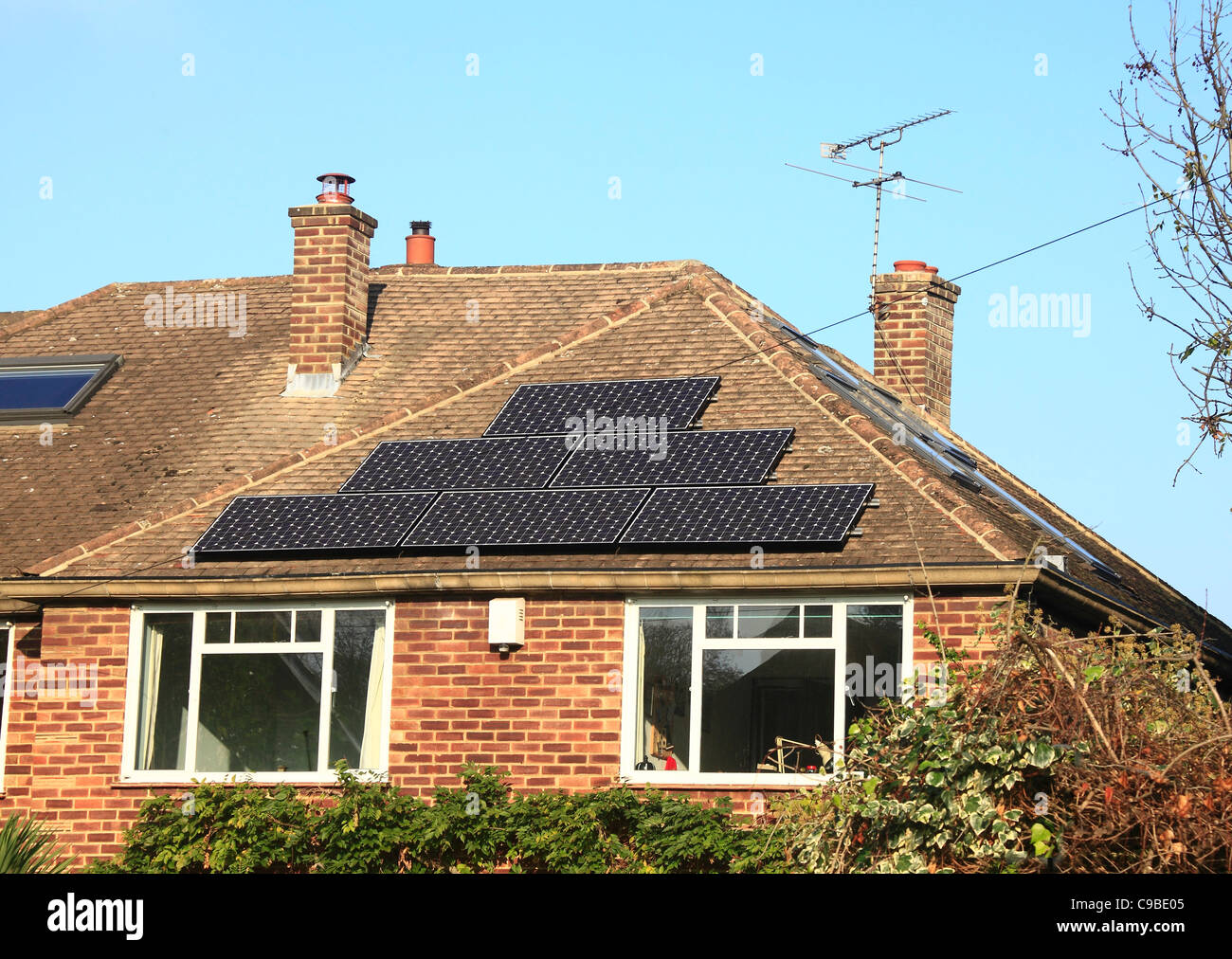Elettricità solare pannelli su un tetto di casa. Foto Stock