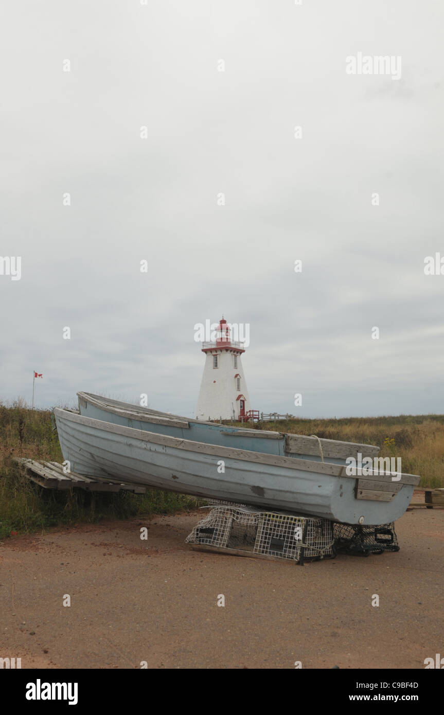 Barche da pesca sono radicati nella parte anteriore di un faro in Souris, Prince Edward Island, Canada. Foto Stock