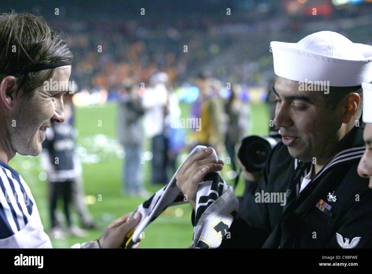 DAVID BECKHAM dà la galassia della LA SCIARPA A U.S. MARINE la galassia della LA V HOUSTON dinamo. MLS Cup Final 2011 CARSON LOS ANGELES CALIFORNI Foto Stock