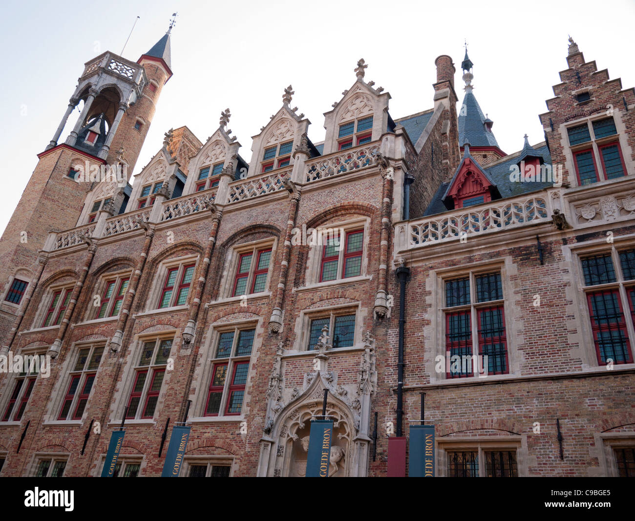 Xv secolo facciata gotica del Museo Gruuthuse, in un palazzo medioevale di Bruges, Belgio. Foto Stock