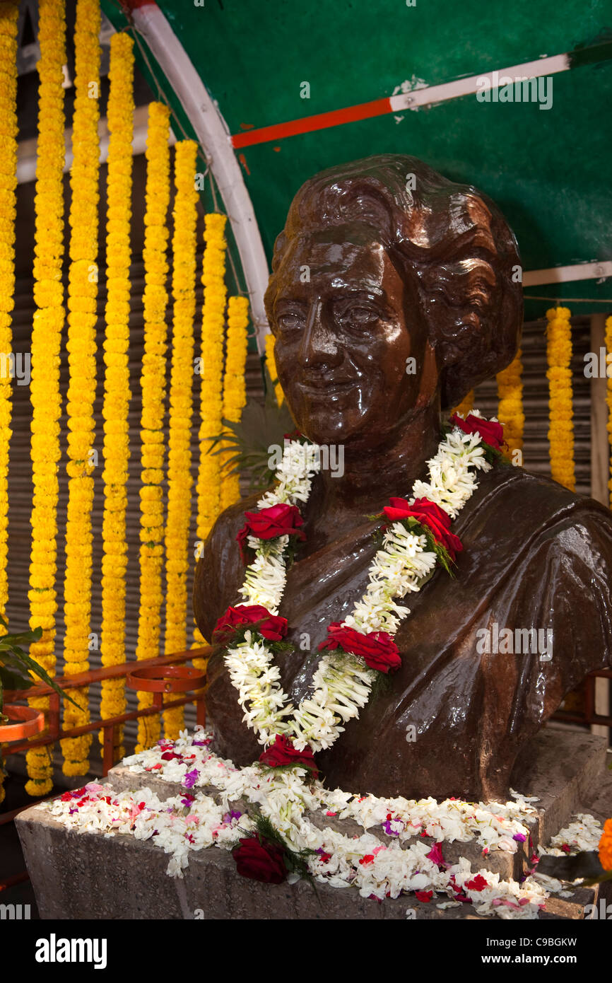 India Bengala Occidentale, Calcutta, Chowringhee, Lytton Street, il giorno della Repubblica, busto di Indira Gandhi decorate con ghirlande Foto Stock