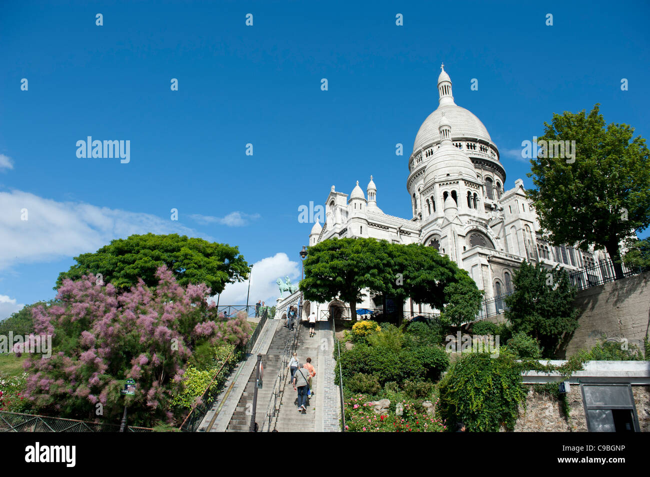 Costruito in travertino bianco, Basilica del Sacro Cuore si trova sulla cima della collina di Montmartre nella capitale Francese Parigi Foto Stock