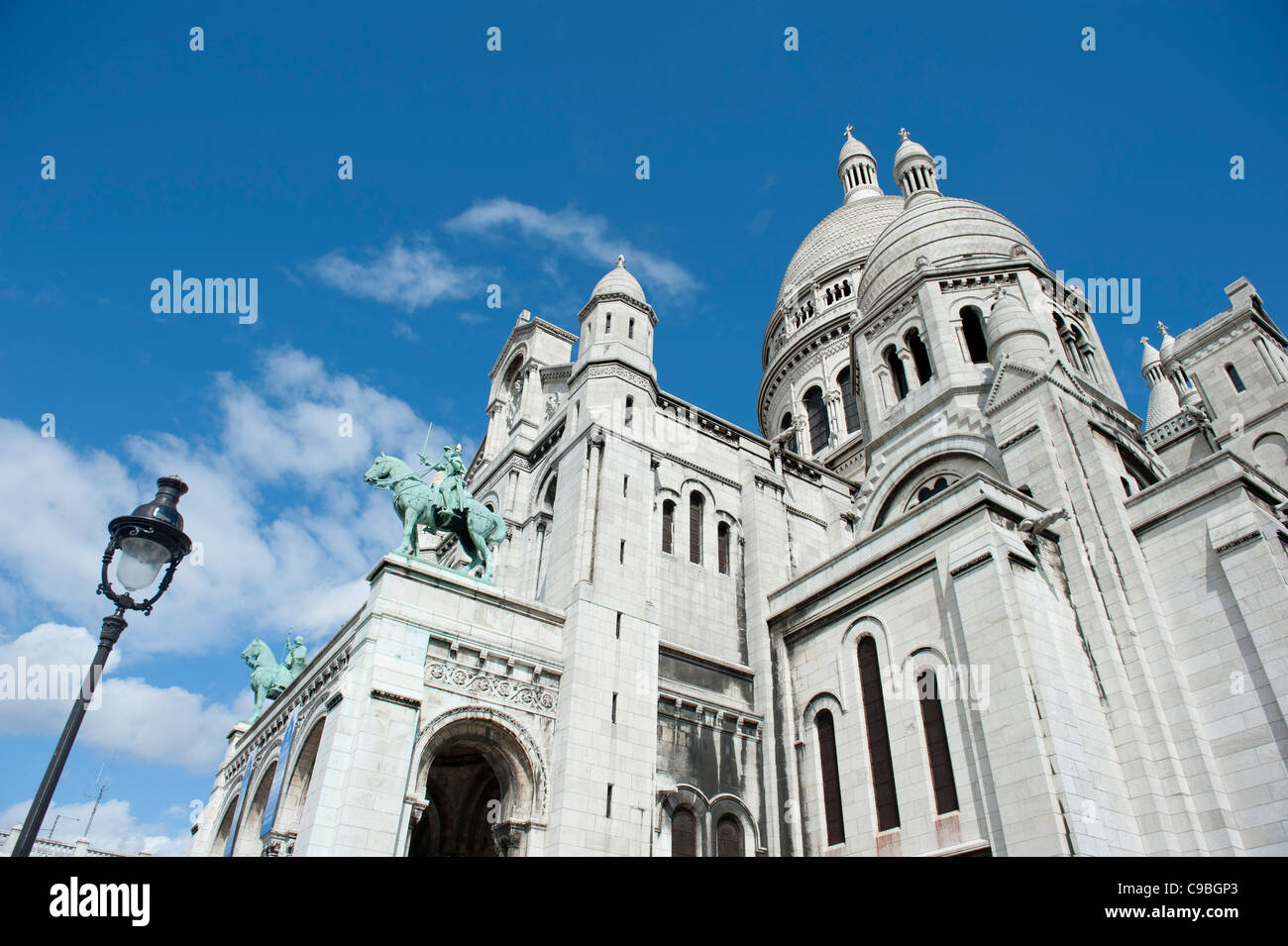 Costruito in travertino bianco, Basilica del Sacro Cuore si trova sulla cima della collina di Montmartre nella capitale Francese Parigi Foto Stock