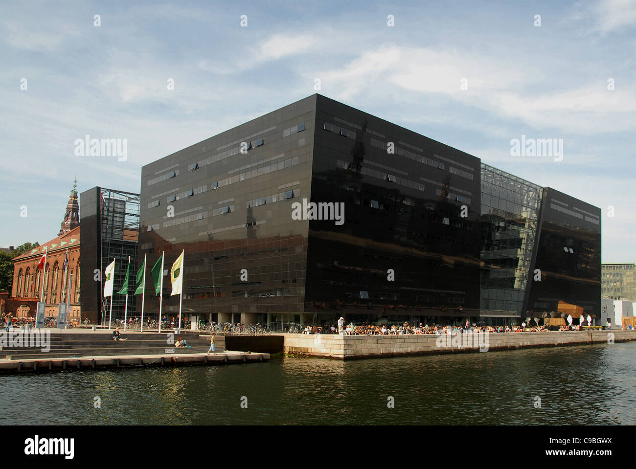 Il Danish Royal Library presso il porto canale di Copenaghen è soprannominata Black diamant da locali Foto Stock